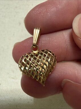 Lovely 10K Gold Israel Heart Lattice Pendant